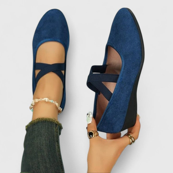 Buty damskie z krzyżującymi się paskami i koturnem