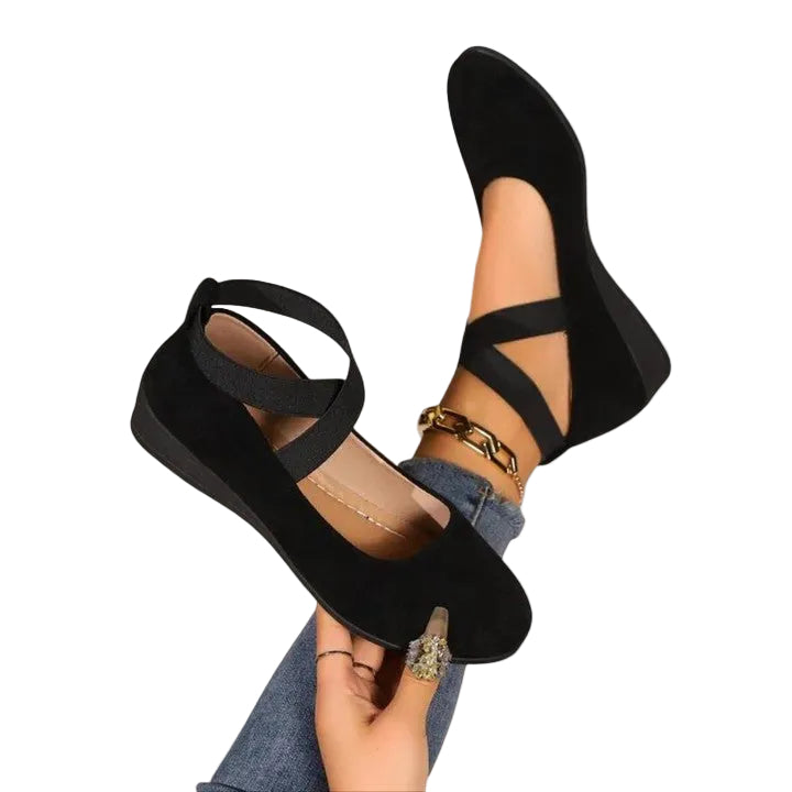 Buty damskie z krzyżującymi się paskami i koturnem