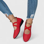 Buty damskie z krzyżującymi się paskami i koturnem