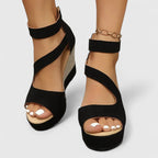 Damskie sandały na koturnie z odkrytymi palcami i paskiem wokół kostki