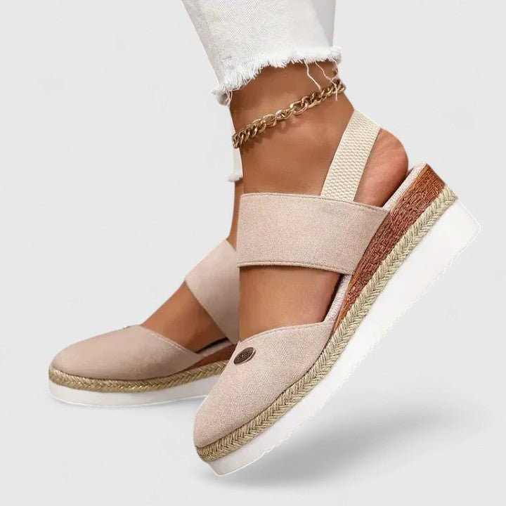 Damskie sandały na koturnie z zakrytym noskiem i krzyżowym paskiem