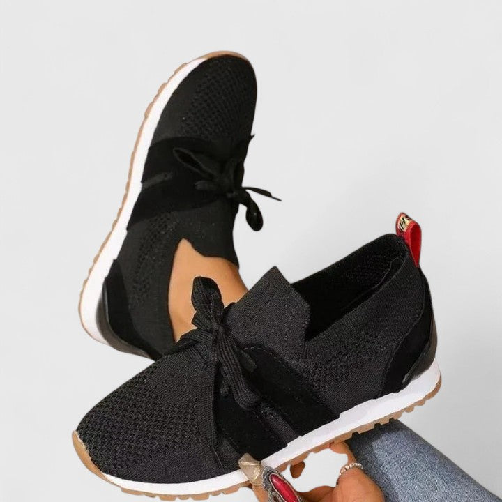 Damskie sneakersy z koronkowym detalem i płaską podeszwą