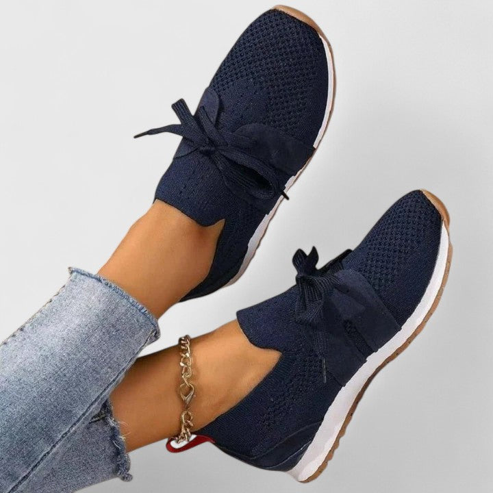 Damskie sneakersy z koronkowym detalem i płaską podeszwą