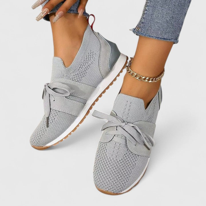 Damskie sneakersy z koronkowym detalem i płaską podeszwą