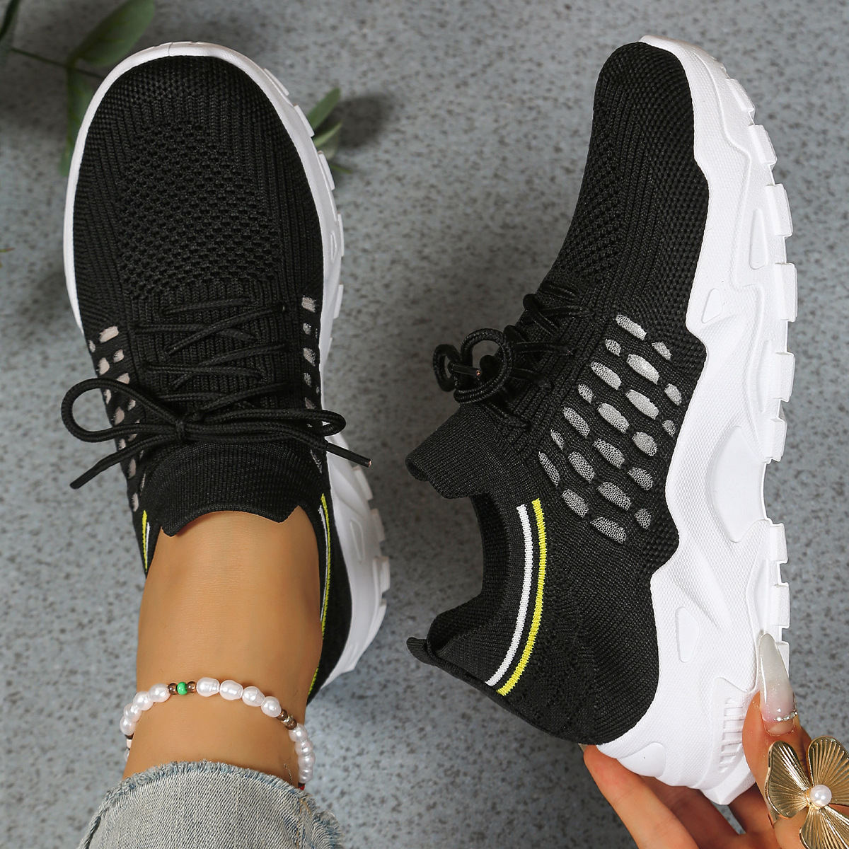 Damskie sneakersy ze sznurowaniem i podeszwą z bieżnikiem