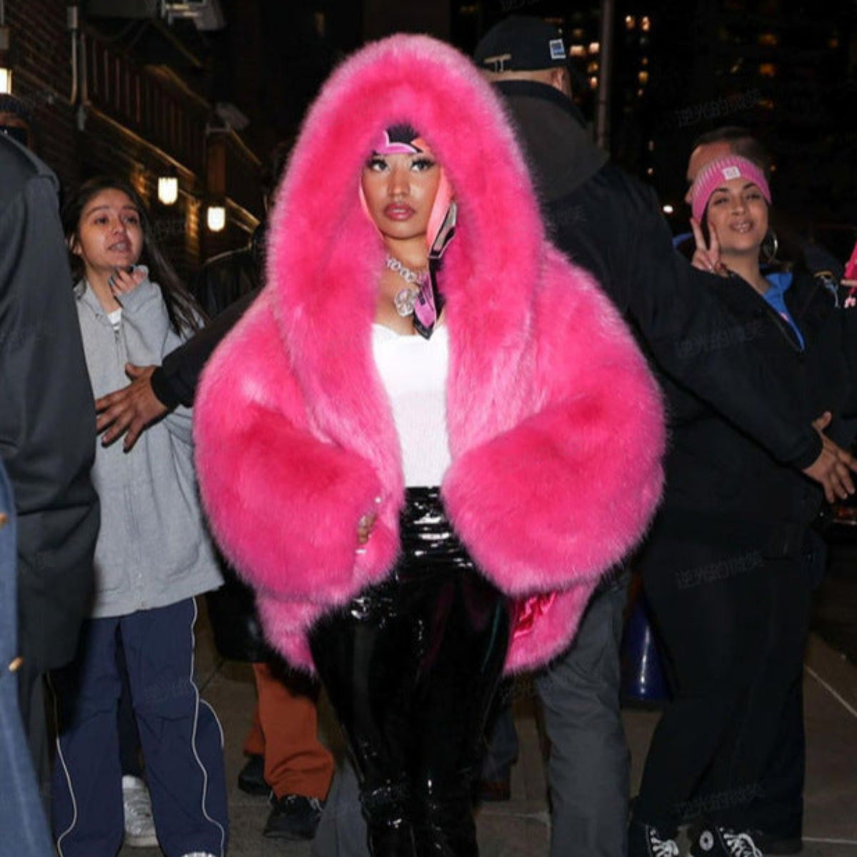 Płaszcz damski z kapturem i długimi rękawami